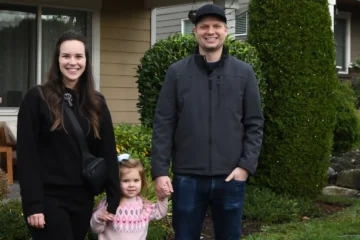 johnny-tsunami-holiday-light-giveaway-edgewood